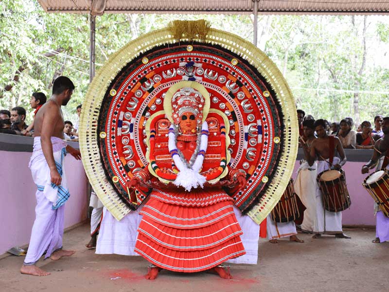 theyyam-pic-min